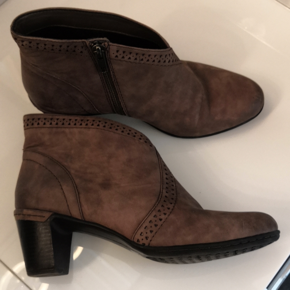 Rockport Suede V Cut Booties, sz 8